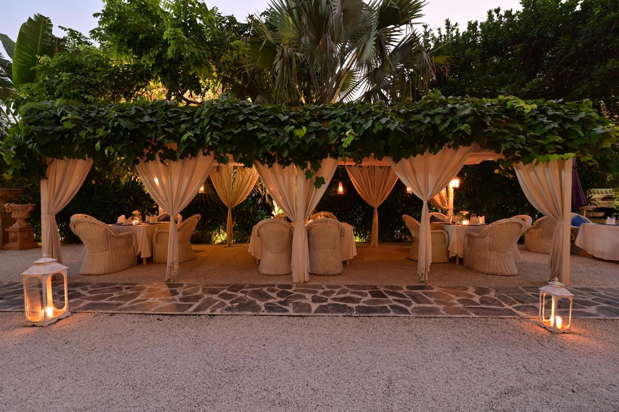 Clarens Hotel Gurgaon Exterior foto